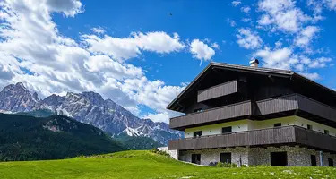 Design Masterpiece Villa in Cortina d’Ampezzo with Panoramic Dolomite Views ()